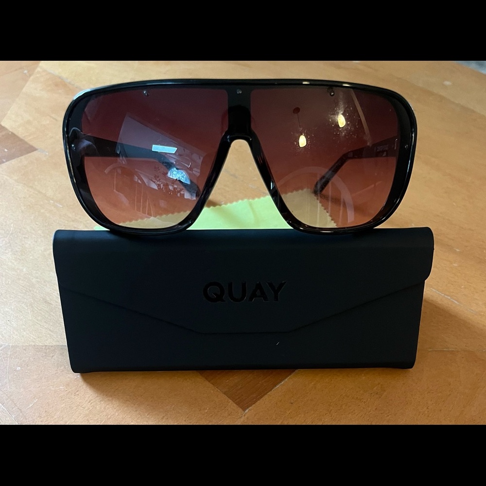 Quay curved sun glasses with original case.